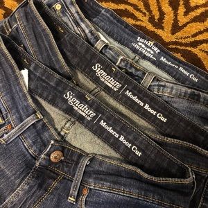 Size 4 Levi’s jeans.